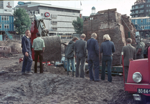 830431 Afbeelding van het afvoeren van de restanten van het vroegere kasteel Vredenburg op het Vredenburg te Utrecht.